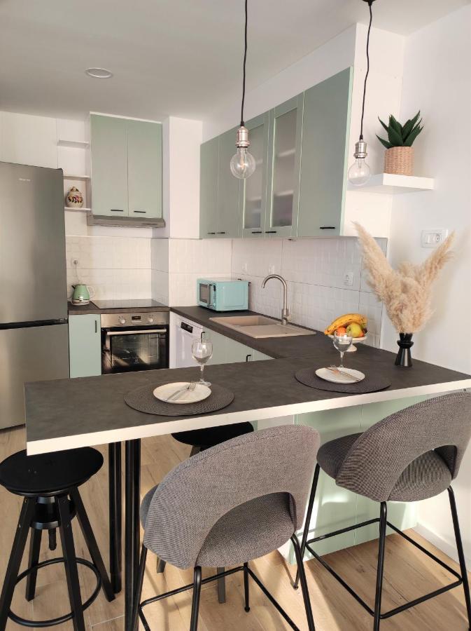 Center Apartment Pia Omis Bagian luar foto