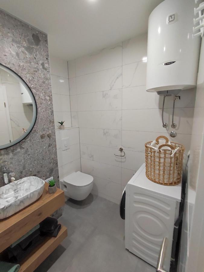 Center Apartment Pia Omis Bagian luar foto