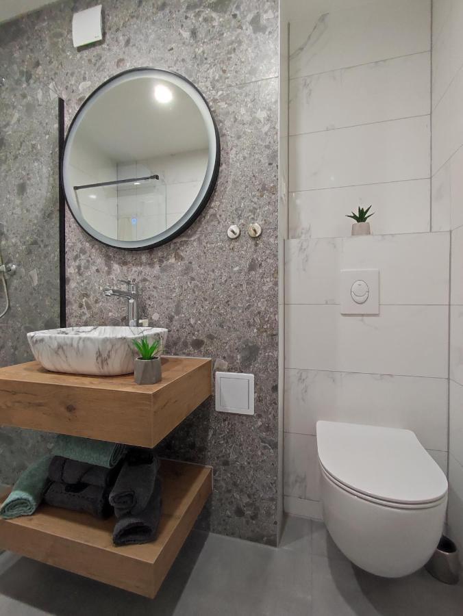 Center Apartment Pia Omis Bagian luar foto