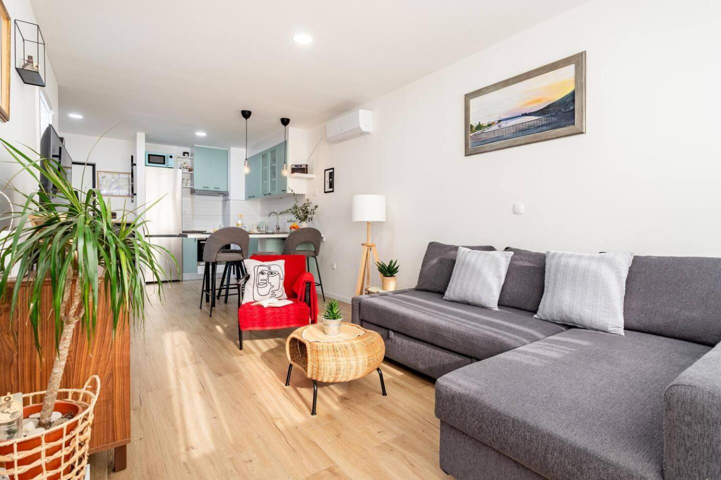 Center Apartment Pia Omis Bagian luar foto