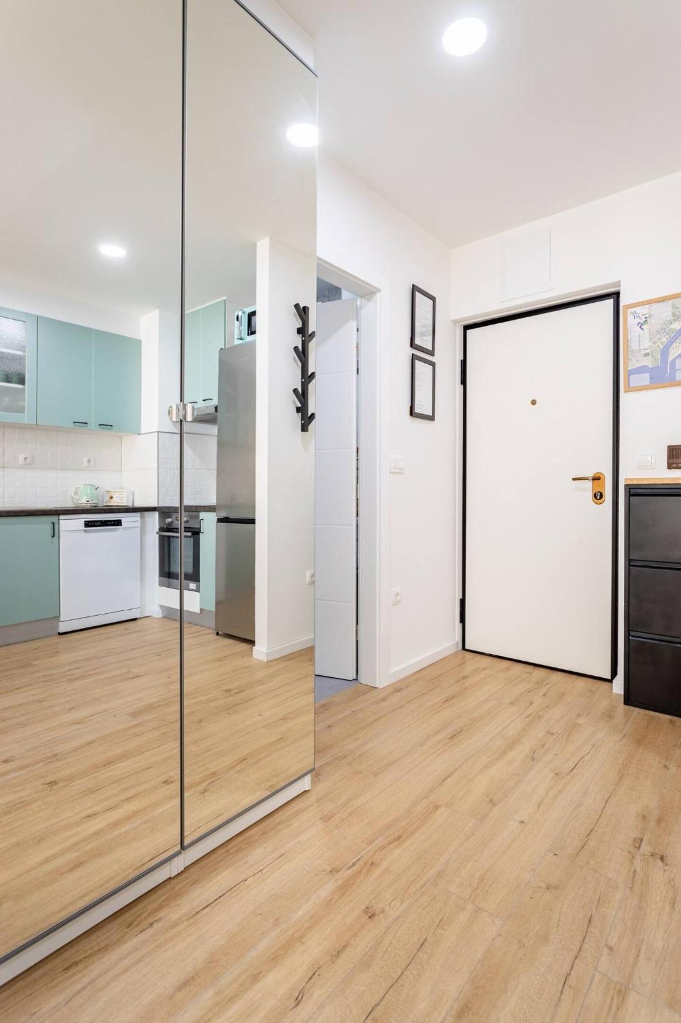 Center Apartment Pia Omis Bagian luar foto